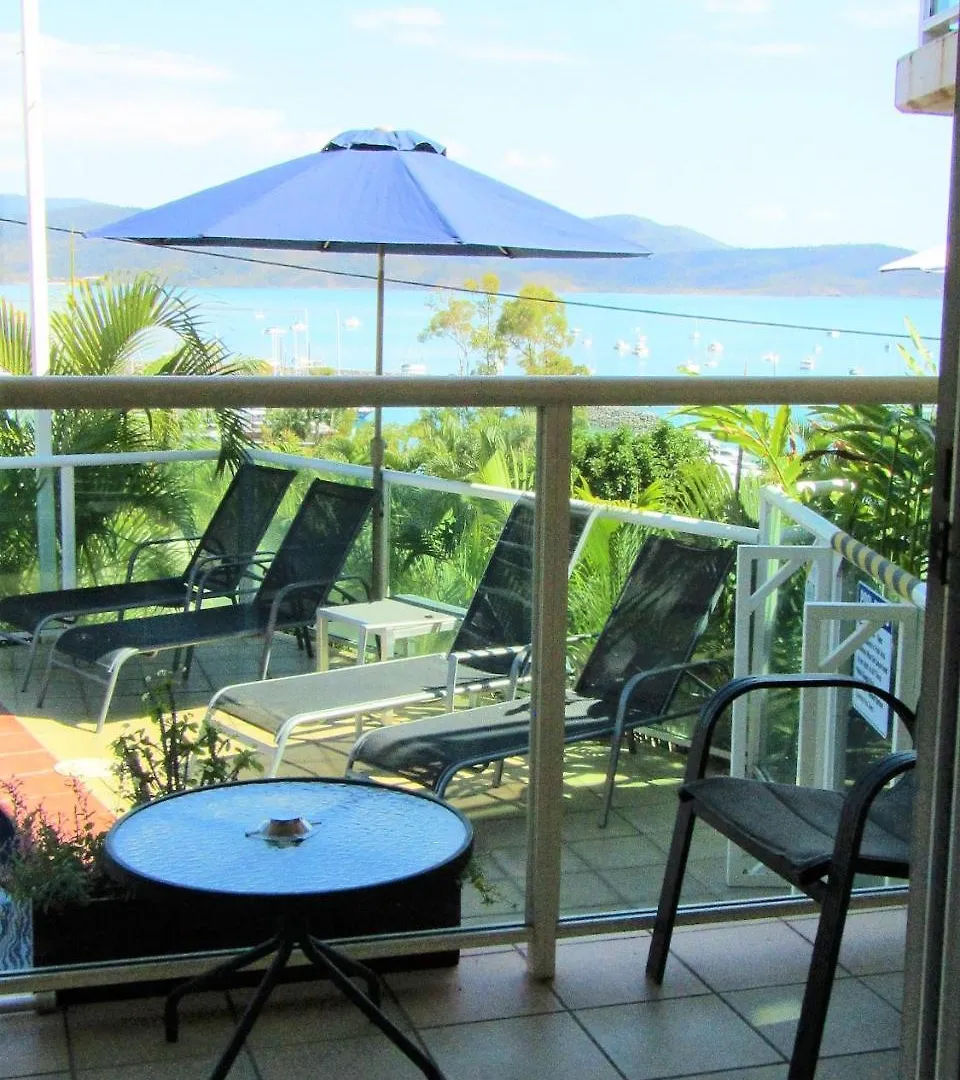 *** Apartahotel Sunlit Waters Studio Apartments Airlie Beach Australia