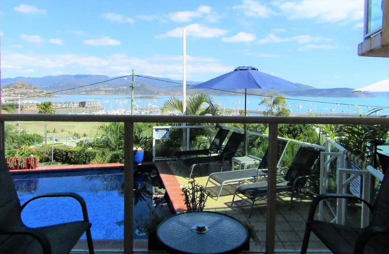 *** Apartahotel Sunlit Waters Studio Apartments Airlie Beach Australia