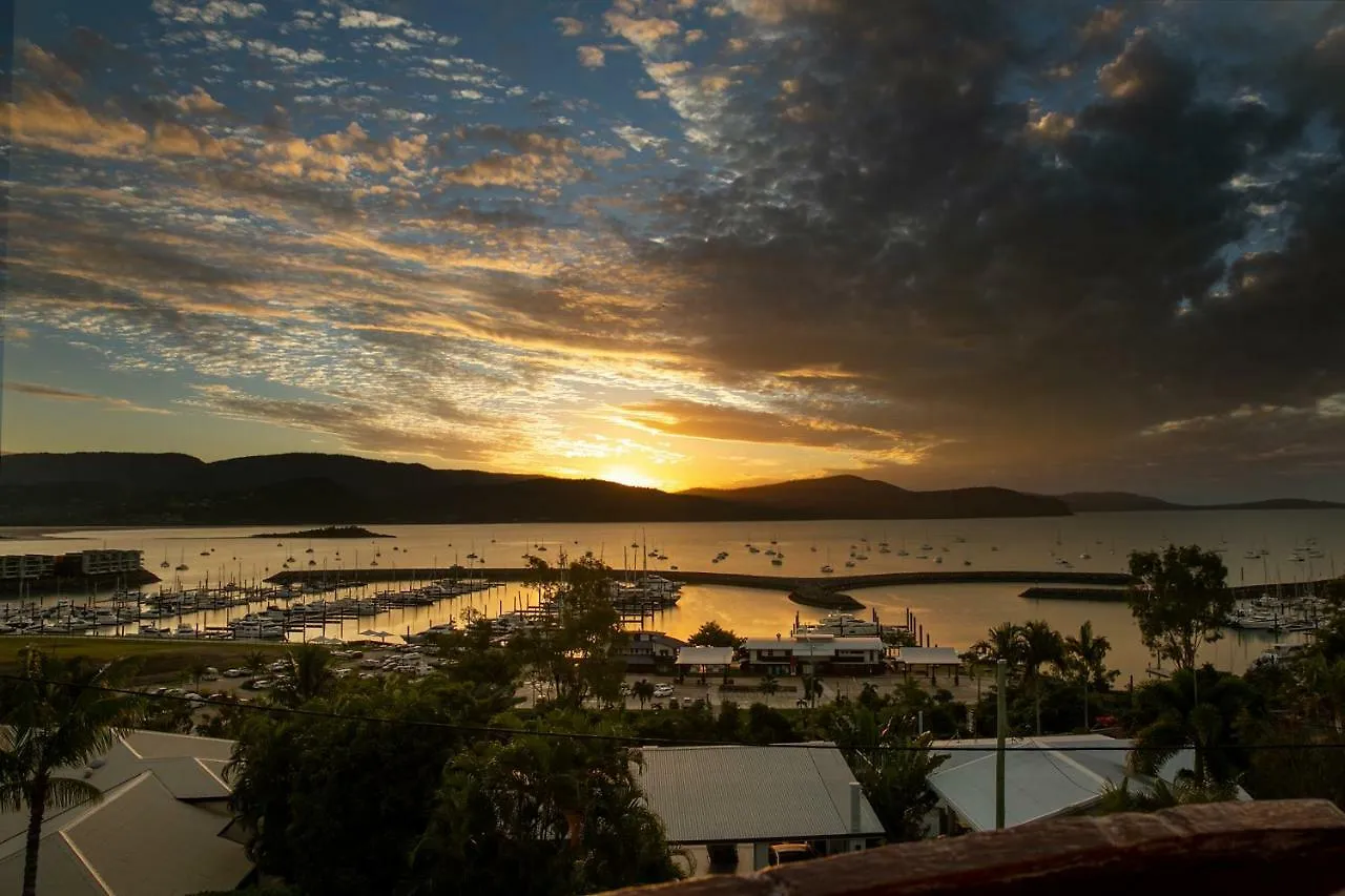 Sunlit Waters Studio Apartments Airlie Beach Apartahotel