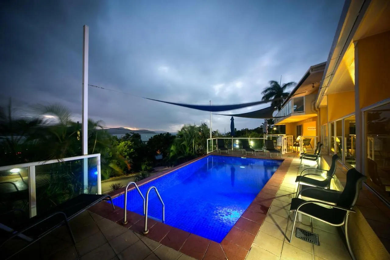 *** Apartahotel Sunlit Waters Studio Apartments Airlie Beach Australia