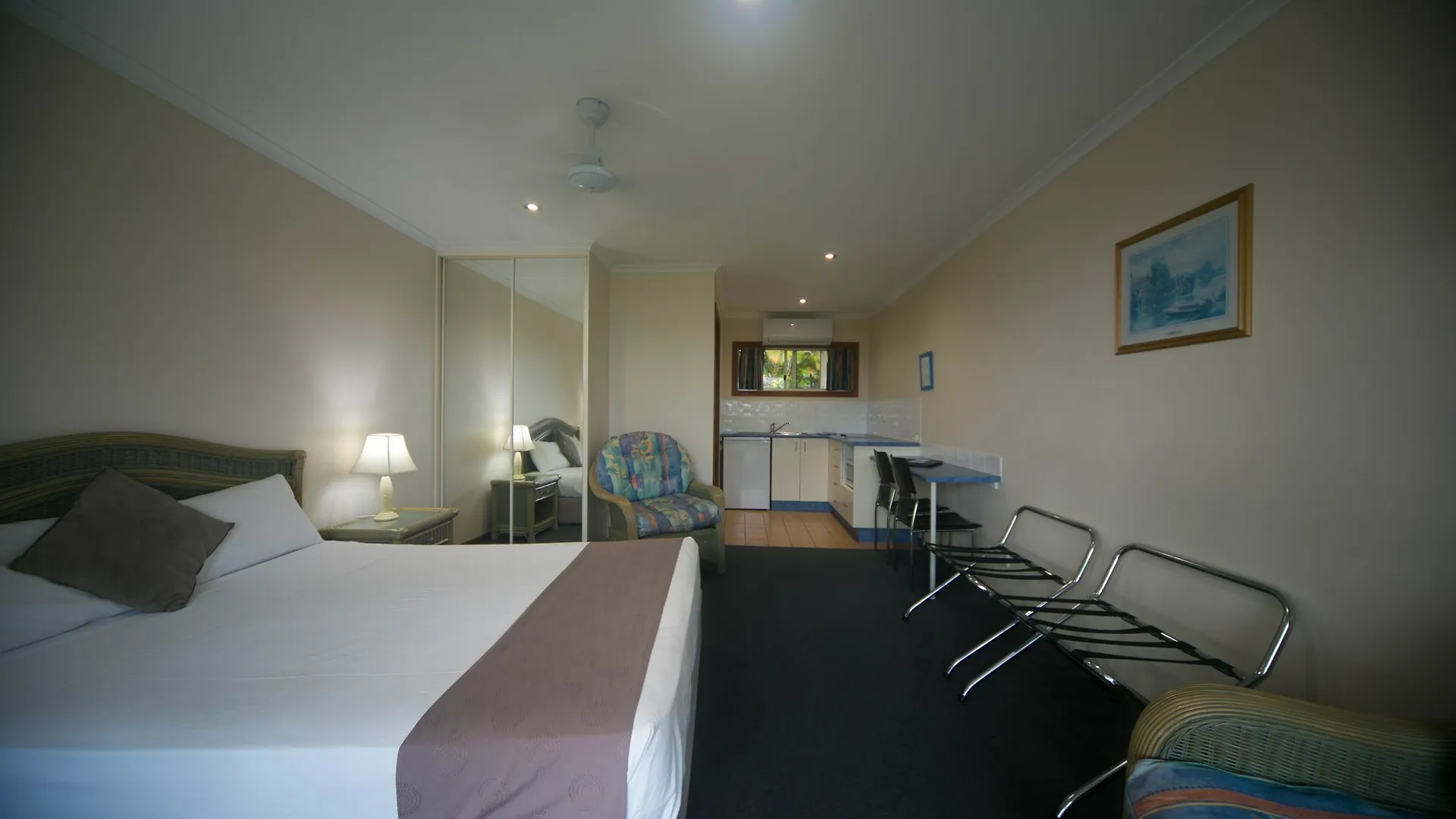 *** Apartahotel Sunlit Waters Studio Apartments Airlie Beach Australia